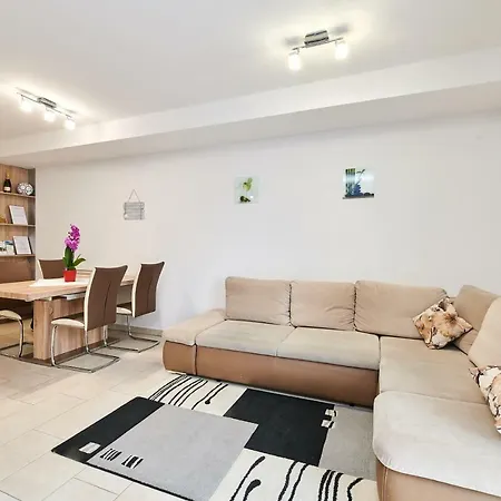 Apartman Leon Umag Exterior foto